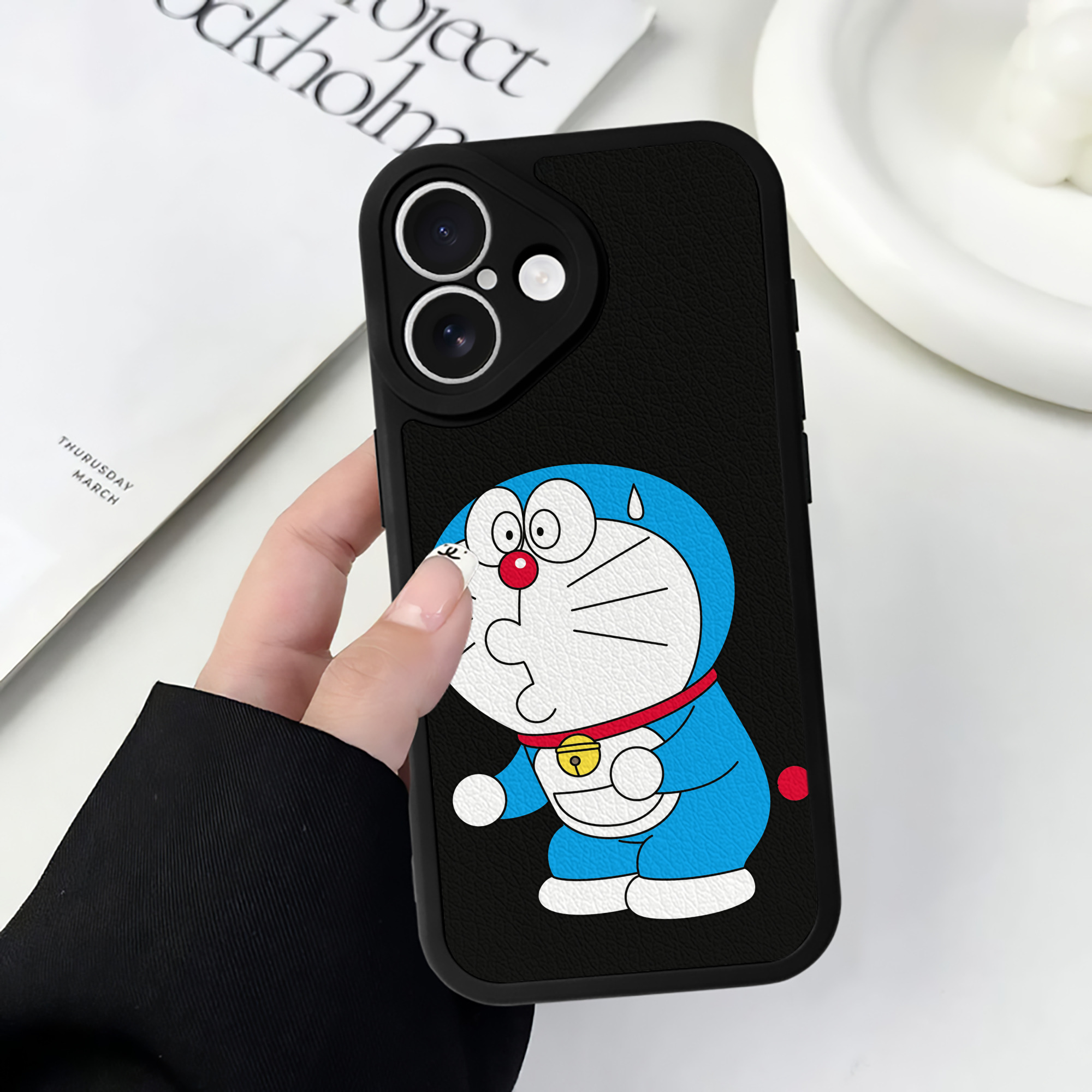 （画像用） ドラえもん Doraemon 【iPhone 16シリーズ対応】シリコンスマホケース（レザー調） 材質：シリコン